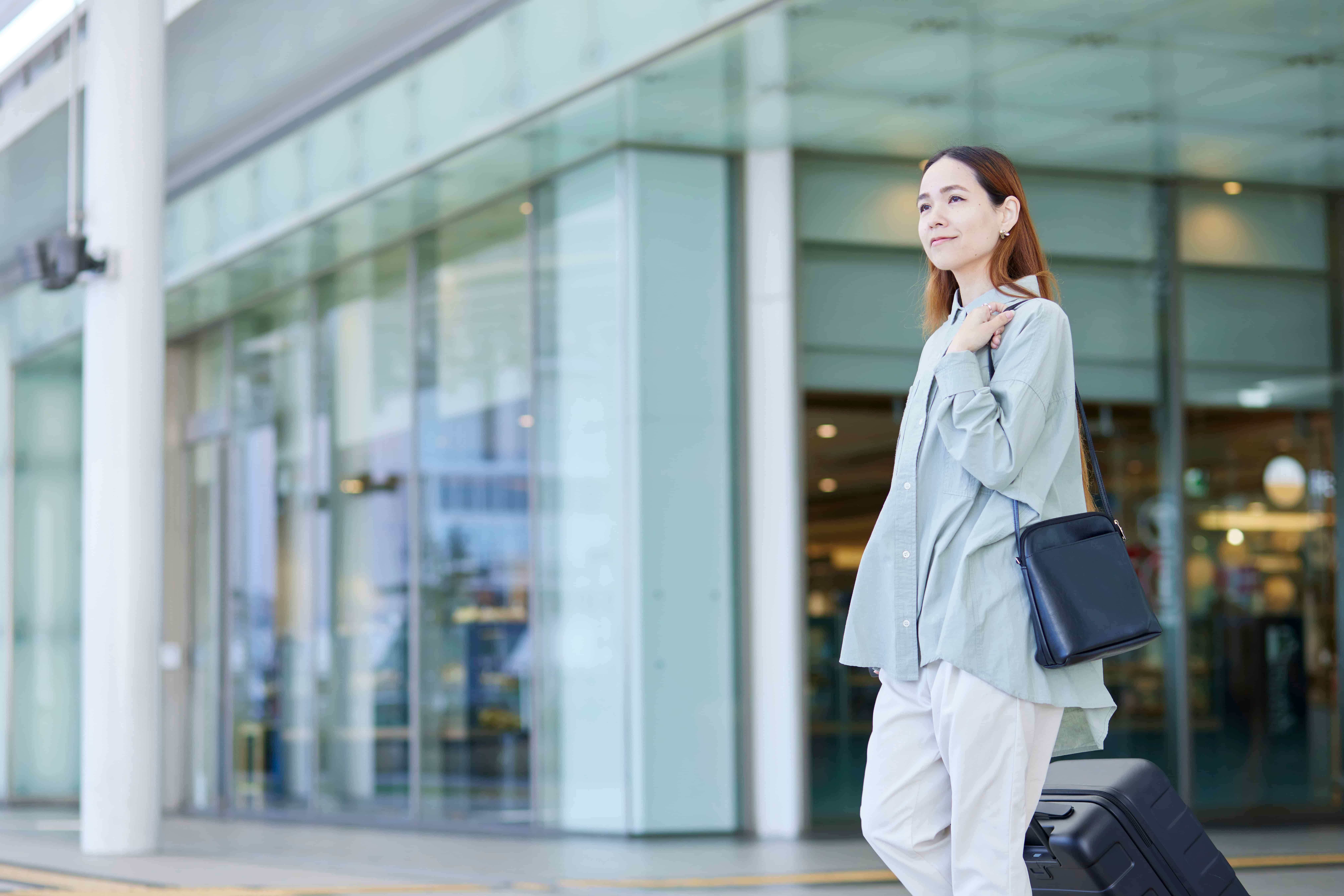 說明長途飛行中腿部深部靜脈血栓（DVT）形成過程的示意圖